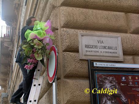 Omaggio floreale al Maestro Ruggiero Leoncavallo - Napoli 23 Aprile 2007_023.JPG